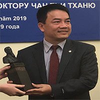 Tặng bức tượng Viện sĩ Igor Kourchatov cho Tiến sĩ Trần Chí Thành
