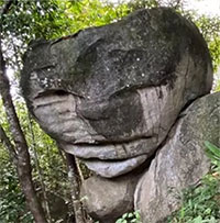 Tảng đá khổng lồ có hình dáng giống người ngoài hành tinh gây sốt