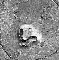 Tàu của NASA chụp được "mặt gấu" trên Hỏa tinh