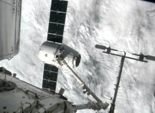 Tàu vũ trụ tư nhân đầu tiên Dragon kết nối với ISS