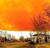 Tây Ban Nha: Mây độc màu da cam bao phủ bầu trời