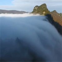 Thác mây tràn xuống rừng thu ở Trung Quốc
