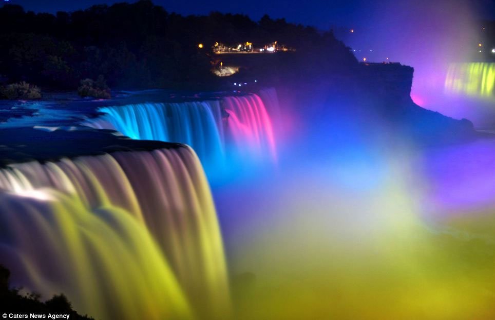 Thác Niagara lung linh sắc màu về đêm