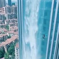 Thác nước hơn trăm mét đổ xuống từ tòa nhà chọc trời