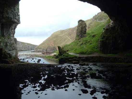 Thác nước trong hang đá ở Scotland