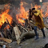 Thảm cảnh ở Ấn Độ khiến thế giới rùng mình: Người chết nằm la liệt, dàn hỏa thiêu hoạt động hết công suất