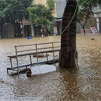 Thành phố Lào Cai chìm trong biển nước, nhiều nhà, ô tô bị ngập sau trận mưa lớn