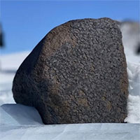 Thiên thạch hiếm phát lộ trên nền tuyết Nam Cực