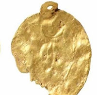 Thợ dò kim loại phát hiện khuyên tai vàng thời La Mã