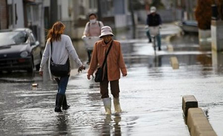 Thủy triều “xâm thực” nhiều thành phố Nhật sau động đất