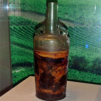 Tìm thấy chai rượu vang 1.700 năm trong mộ cổ, chuyên gia nói có thể vẫn uống được