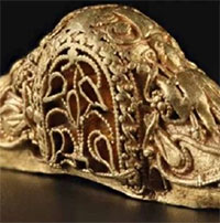 Tìm thấy chuôi kiếm bằng vàng ròng 1.300 năm tuổi ở Scotland