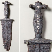 Tìm thấy dao găm nạm bạc 2.000 năm tuổi của chiến binh La Mã