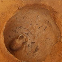 Tìm thấy hài cốt trẻ em 3.800 năm tuổi chôn trong hũ