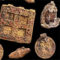 Tìm thấy ngôi mộ 1.300 năm chứa vòng cổ bằng vàng và ngọc hồng lựu
