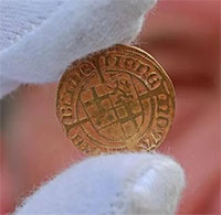 Tìm thấy những đồng tiền vàng 500 năm tuổi trong tu viện
