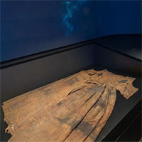 Tìm thấy váy cưới bằng bạc trong xác tàu đắm 500 năm tuổi