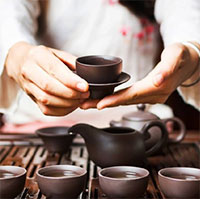 Tin được không, uống trà nóng giúp giải nhiệt không kém trà đá?