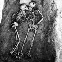 Tình yêu vĩnh cửu qua bức ảnh nụ hôn 2.800 năm khiến nhiều người xúc động