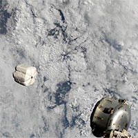 Trạm Vũ trụ Quốc tế xả 78kg rác ra ngoài không gian