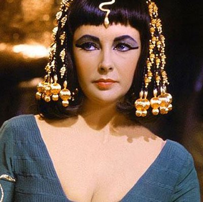 Trang điểm như Nữ hoàng Cleopatra tốt cho mắt