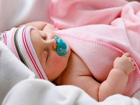 Trẻ ngậm vú cao su khi ngủ giảm nguy cơ đột tử