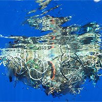 Trục vớt được hàng tấn loại rác kinh khủng hơn rác thải nhựa dưới đáy đại dương