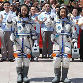 Trung Quốc đã phóng tàu vũ trụ Thần Châu 10