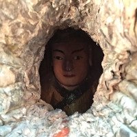 Trung Quốc: Đầu tượng Phật lộ ra từ thân cây 1.000 tuổi