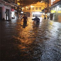 Trung tâm phố cổ Hà Nội tiếp tục ngập sâu trong biển nước