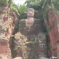 Tượng Phật đá lớn nhất thế giới lộ diện toàn bộ do mực nước sông xuống thấp