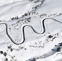 Tuyến đường phủ đầy tuyết vẽ nên đường cong tuyệt đẹp ở thị trấn du lịch nổi tiếng Nhật Bản