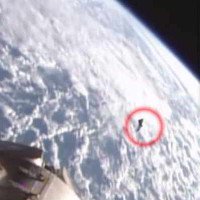 UFO lờn vờn gần Trạm Vũ trụ Quốc tế?