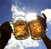 Uống 2 vại bia/ngày khiến thoái hóa não sớm 6 năm