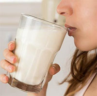 Uống sữa có gây ra mụn không?