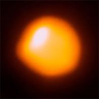 Vật thể sắp nổ to bằng 764 Mặt trời, ở gần Trái đất hơn tưởng tượng