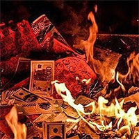 Vì sao có tục đốt tiền giấy cho người đã khuất?