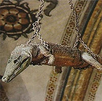 Vì sao con cá sấu bị xích, treo lủng lẳng trên trần nhà thờ suốt 500 năm?