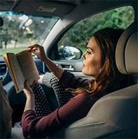 Vì sao dễ bị say xe khi đọc sách trên xe hơi?