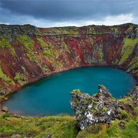 Vì sao hồ miệng núi lửa ở Iceland có màu ngọc lam đặc biệt?