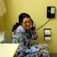 Vì sao khách sạn thường trang bị điện thoại trong nhà tắm?