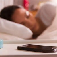 Vì sao không nên để điện thoại bên cạnh khi đi ngủ?