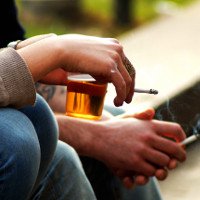 Vì sao những người nghiện rượu thường hay hút thuốc?