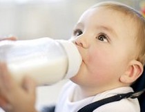 Vì sao trẻ uống sữa công thức bụ hơn?