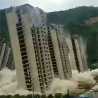 Video: 15 tòa cao ốc cùng sụp đổ thành cát bụi chỉ trong vài giây