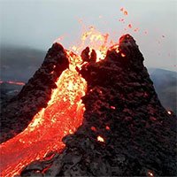 Video: Cảnh núi lửa phun trào sau nhiều năm ngủ yên được quay bằng drone