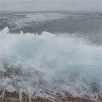 Video: Cảnh tượng sóng liên tục vỗ vào bờ dù bị đóng băng