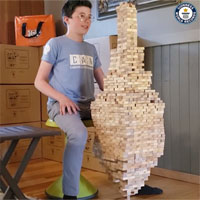 Video: Cậu bé 12 tuổi lập kỷ lục cân bằng 1.400 khối gỗ