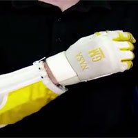 Video: Găng tay giúp phi hành gia khỏe như Người Sắt