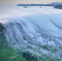 Video hiếm thấy: Biển mây cuồn cuộn đổ xuống núi như thác nước